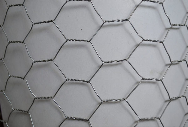 La malla de alambre triple giro galvanizado se caracteriza por la forma hexagonal del tejido, tranzado de doble vía